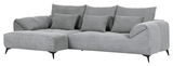 Graues Ecksofa mit Ottomane links, aus weichem Stoff, mit mehreren Kissen, Perspektive von vorne rechts
