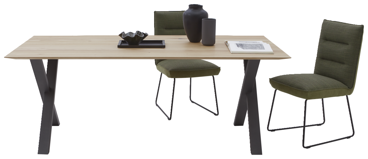 Moderner Esstisch aus Holz mit schwarzen Metallbeinen, dekoriert mit Vasen und einem Buch, aus frontaler Perspektive fotografiert, begleitet von zwei grünen Stühlen.