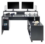 Moderner Gaming-Schreibtisch in L-Form mit zwei Monitoren, Lautsprechern, Tastatur, Maus und PC-Gehäuse. Perspektive von vorne.