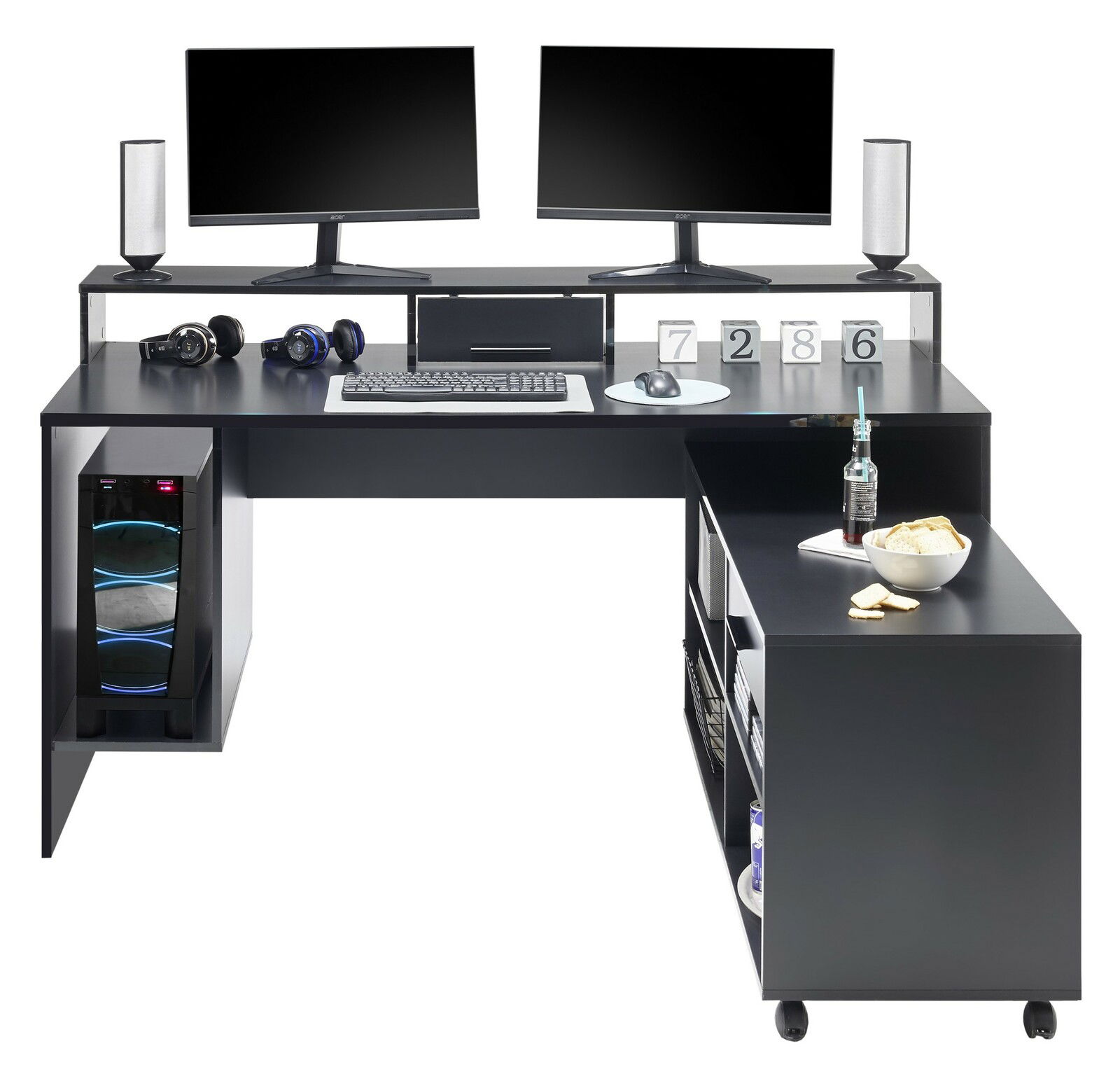 Moderner Gaming-Schreibtisch in L-Form mit zwei Monitoren, Lautsprechern, Tastatur, Maus und PC-Gehäuse. Perspektive von vorne.