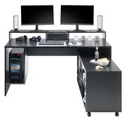 Moderner Gaming-Schreibtisch in L-Form mit zwei Monitoren, Lautsprechern, Tastatur, Maus und PC-Gehäuse. Perspektive von vorne.