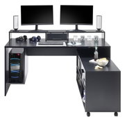 Moderner Gaming-Schreibtisch in L-Form mit zwei Monitoren, Lautsprechern, Tastatur, Maus und PC-Gehäuse. Perspektive von vorne.