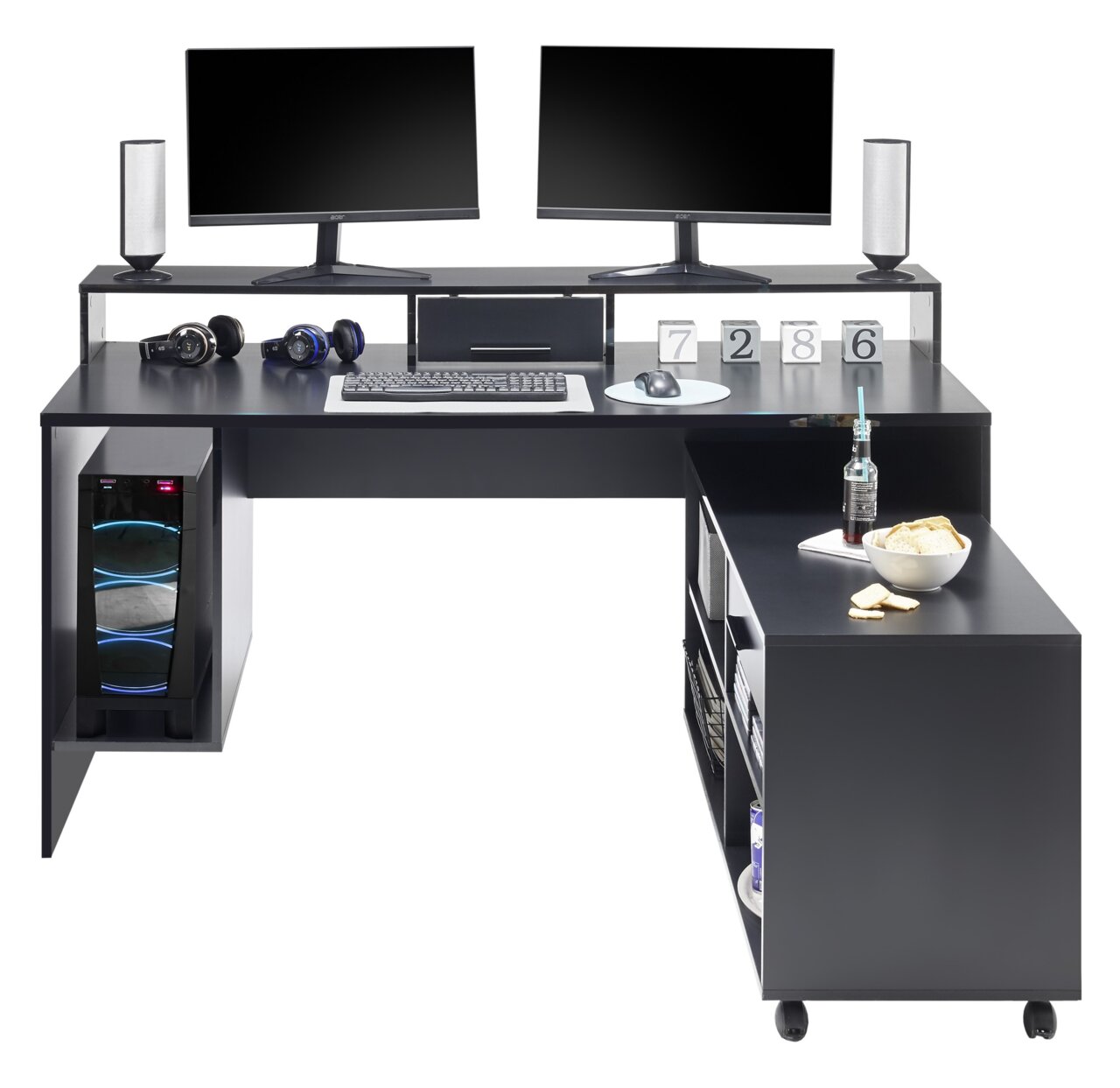 Moderner Gaming-Schreibtisch in L-Form mit zwei Monitoren, Lautsprechern, Tastatur, Maus und PC-Gehäuse. Perspektive von vorne.