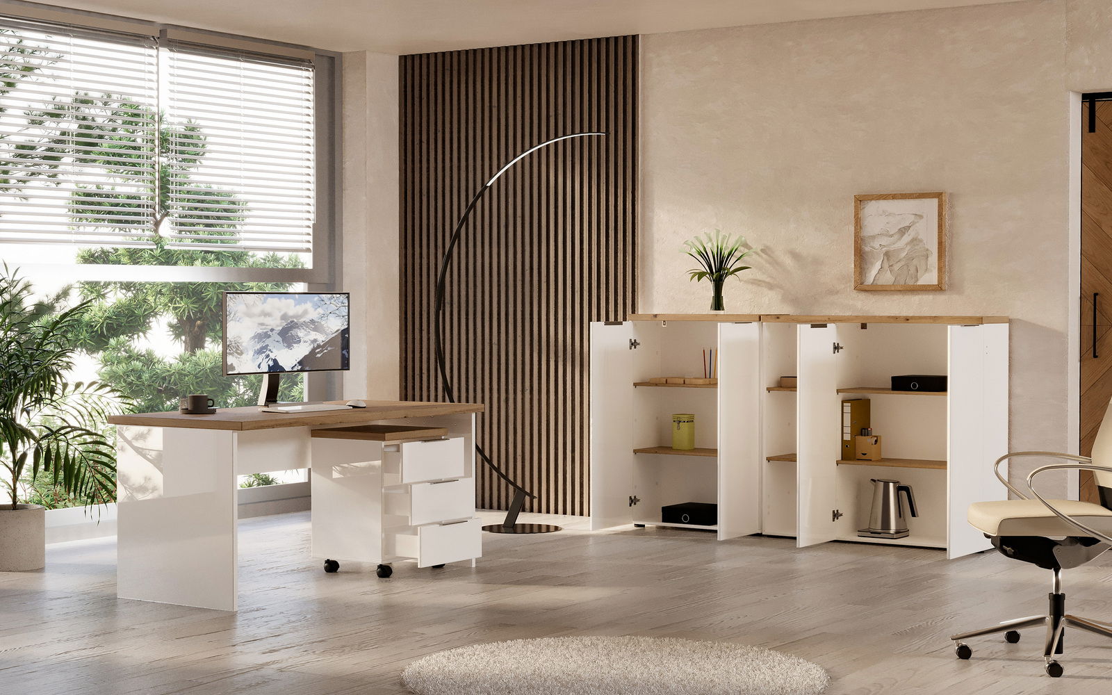 Moderner Büroraum mit einem weißen Wangenschreibtisch und Rollcontainer, seitliche Perspektive. Im Hintergrund ein geöffneter Aktenschrank mit Regalen.