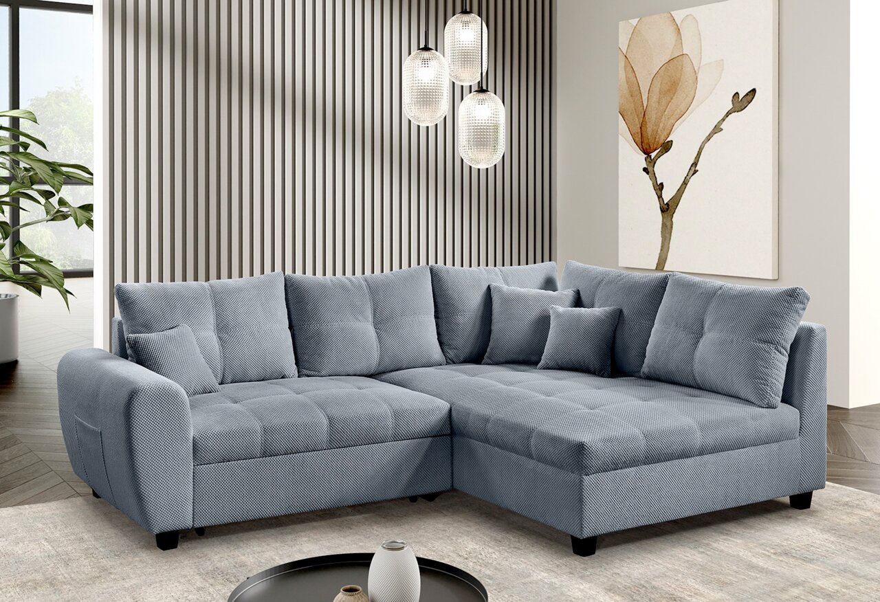 Graues Ecksofa in modernem Wohnzimmer, Perspektive von vorne links