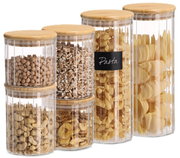 Set aus fünf transparenten Vorratsdosen mit Bambusdeckeln, gefüllt mit Pasta und Snacks, in frontaler Perspektive leicht schräg von vorne auf weißem Hintergrund.