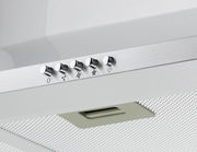 Nahaufnahme einer modernen Dunstabzugshaube mit Bedienelementen in Edelstahloptik, seitliche Perspektive.