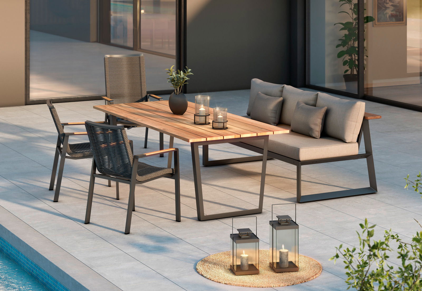 Moderner Gartentisch mit Holzplatte und Metallgestell, umgeben von stilvollen Stapelsesseln und einer gemütlichen Bank, auf einer Terrasse mit Pool im Hintergrund, aus seitlicher Perspektive.