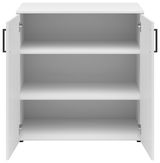 Weiße Kommode mit zwei offenen Türen und drei Regalböden, frontale Ansicht.