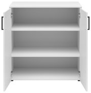 Weiße Kommode mit zwei offenen Türen und drei Regalböden, frontale Ansicht.