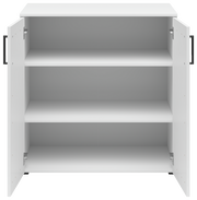 Weiße Kommode mit zwei offenen Türen und drei Regalböden, frontale Ansicht.