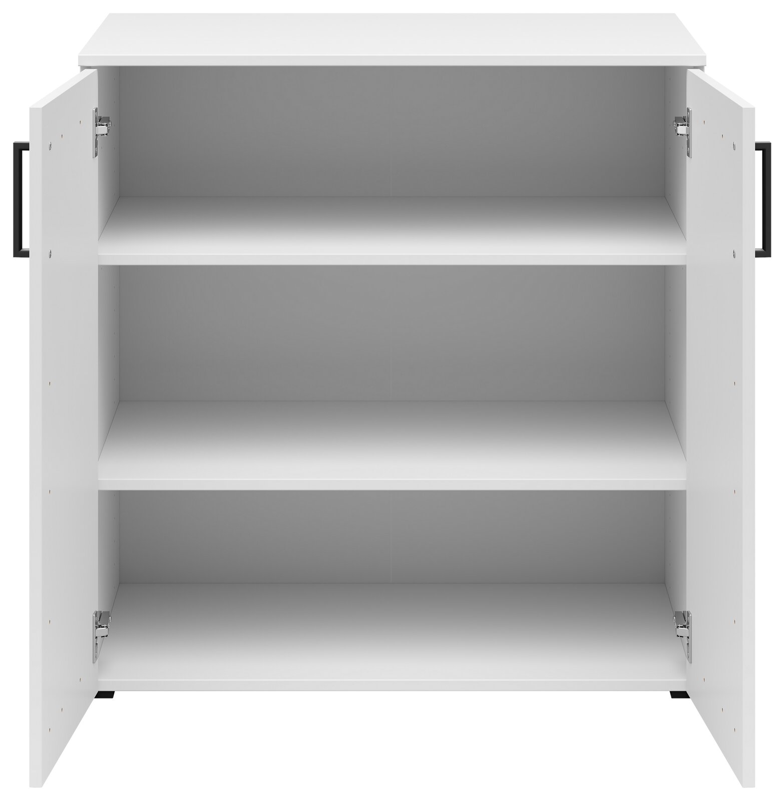 Weiße Kommode mit zwei offenen Türen und drei Regalböden, frontale Ansicht.