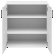 Weiße Kommode mit zwei offenen Türen und drei Regalböden, frontale Ansicht.