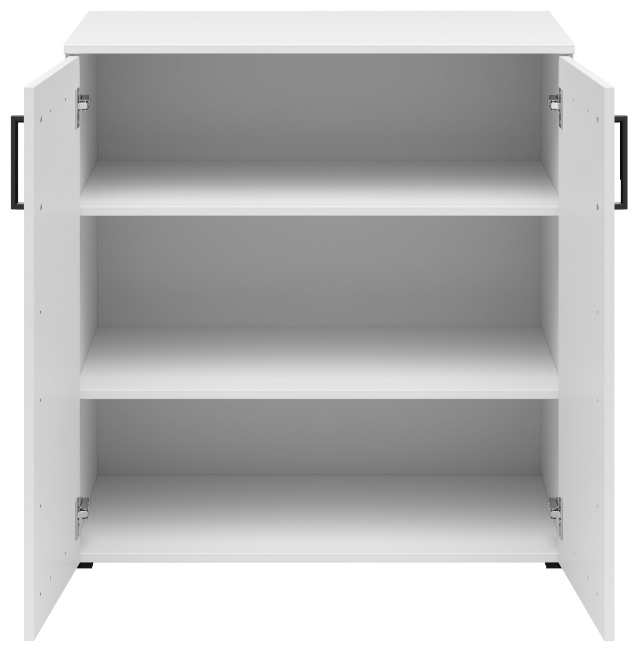 Weiße Kommode mit zwei offenen Türen und drei Regalböden, frontale Ansicht.