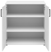 Weiße Kommode mit zwei offenen Türen und drei Regalböden, frontale Ansicht.