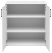 Weiße Kommode mit zwei offenen Türen und drei Regalböden, frontale Ansicht.