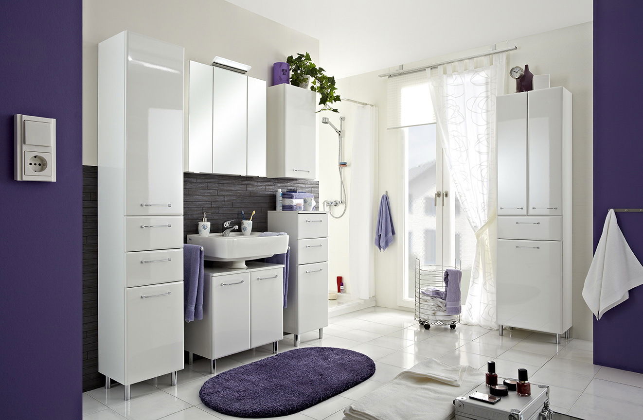 Moderner weißer Hochschrank in einem stilvollen Badezimmer, seitliche Perspektive.