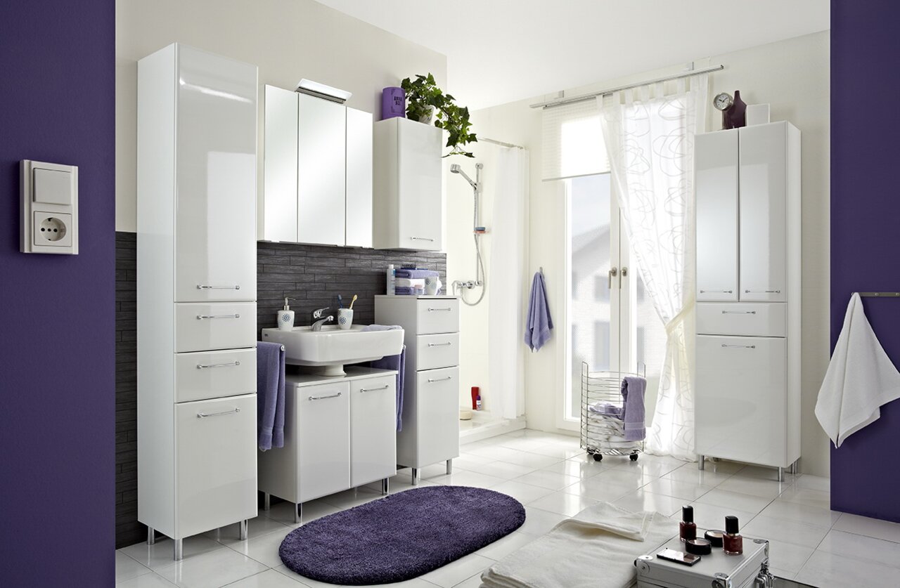 Moderner weißer Hochschrank in einem stilvollen Badezimmer, seitliche Perspektive.