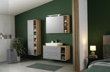 Moderner Spiegelschrank in einem stilvollen Badezimmer mit grüner Wand, Holz- und Grautönen, aus der Perspektive von vorne betrachtet.
