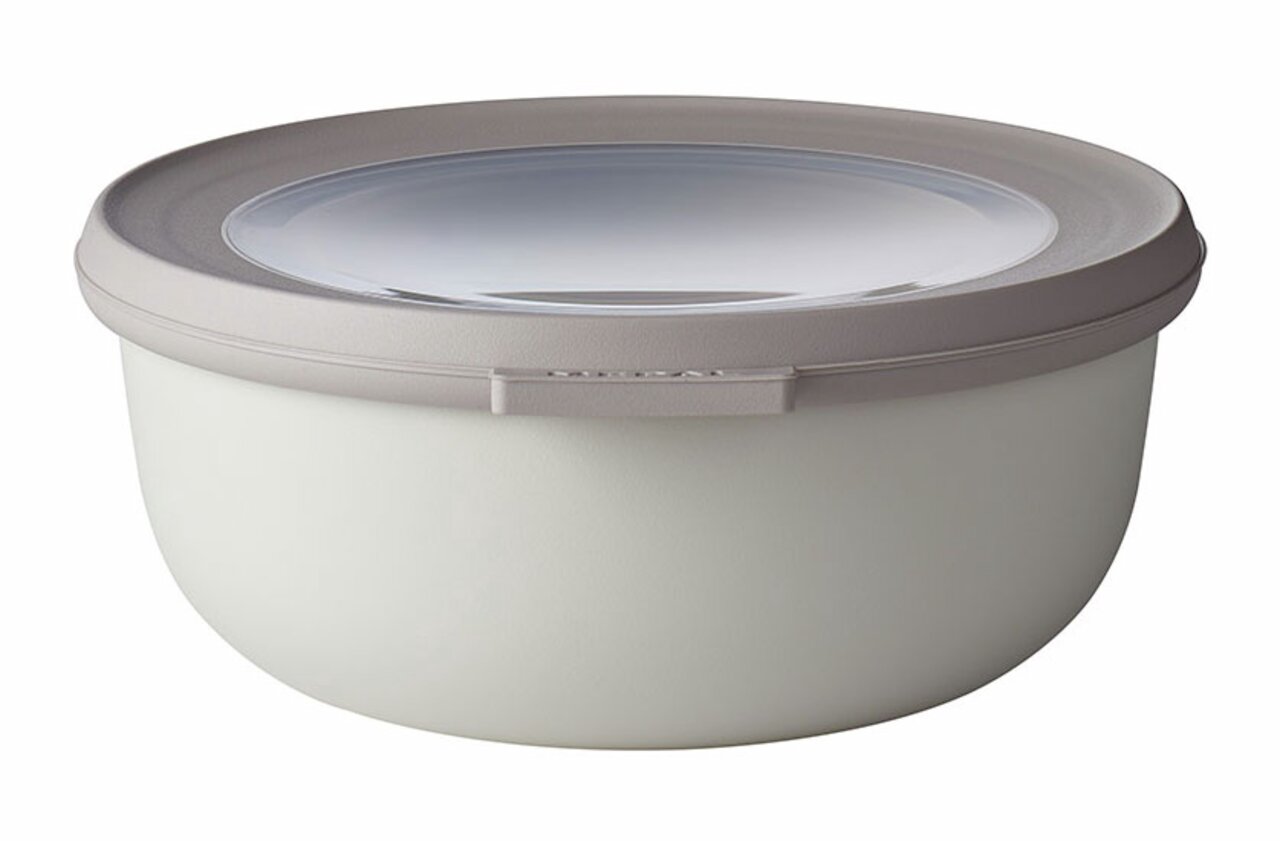 Zijaanzicht van een ronde, crèmekleurige schaal met doorzichtig deksel, inhoud 750 ml.