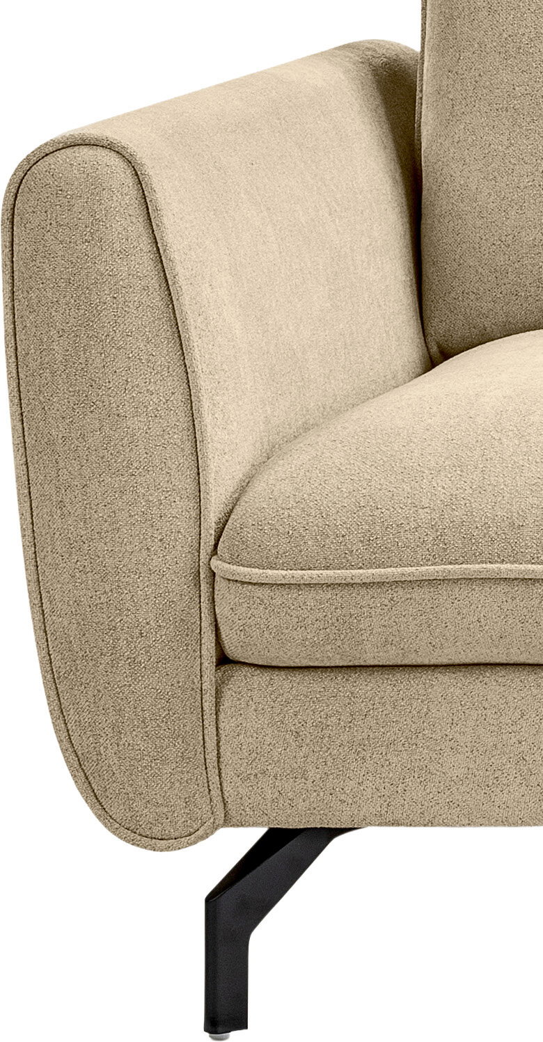 Nahaufnahme der linken Armlehne und Sitzfläche eines beigefarbenen, stoffbezogenen Sofas mit schwarzem Metallfuß, seitliche Perspektive