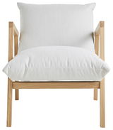 Moderner Sessel mit hellem Holzrahmen und weißen Kissen, Frontalansicht