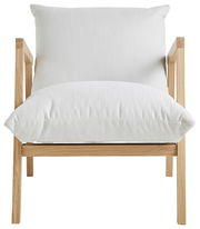 Moderner Sessel mit hellem Holzrahmen und weißen Kissen, Frontalansicht