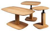 Drei moderne Holztische in verschiedenen Höhen und Größen, aus hellem Holz mit rechteckigen Tischplatten und stabilen, quadratischen Beinen. Perspektive von schräg oben.