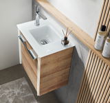 Moderne Waschtischarmatur mit Holzunterschrank, von oben fotografiert.