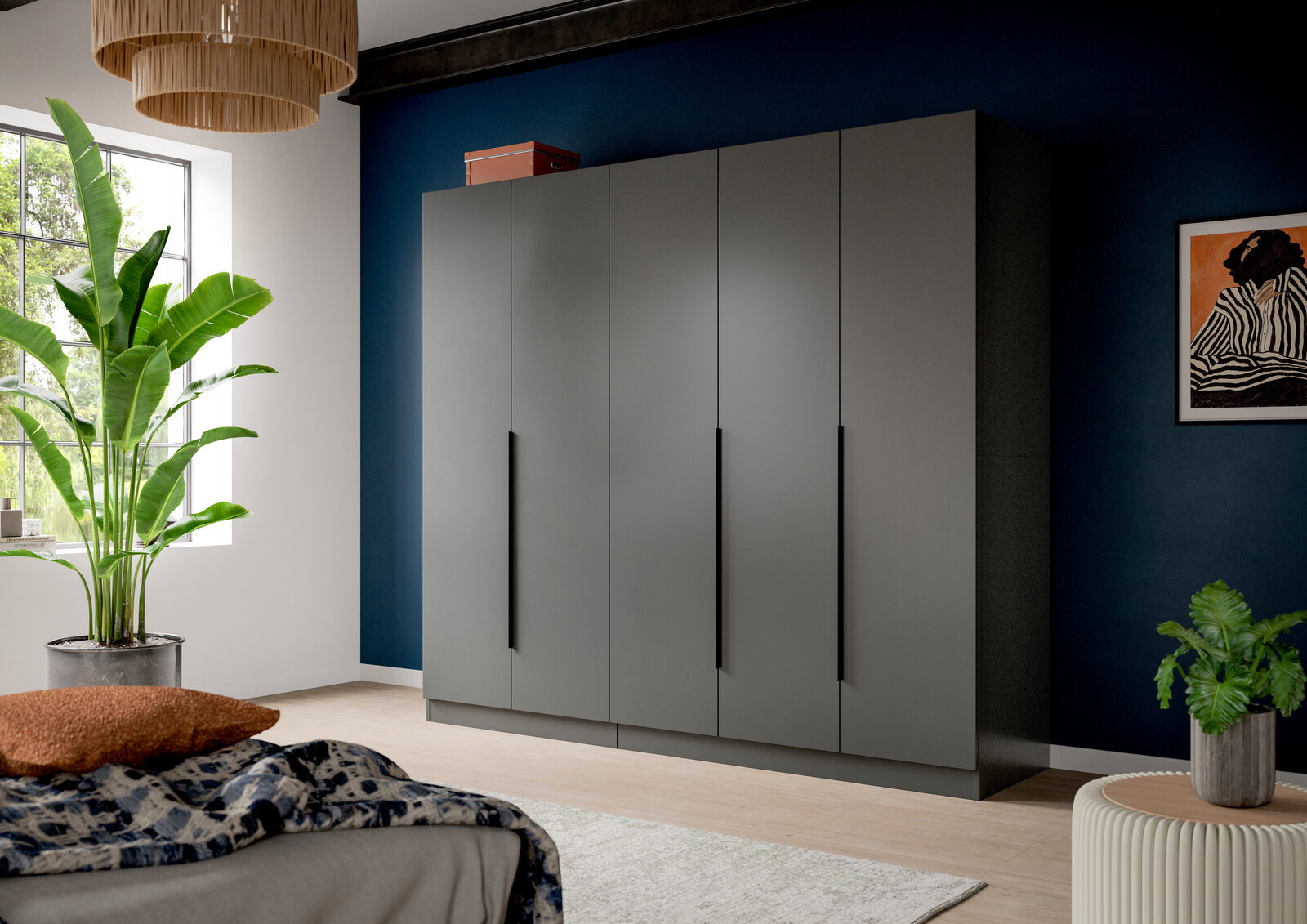 Moderner grauer Kleiderschrank mit vier Türen und langen schwarzen Griffen in einem Schlafzimmer vor dunkelblauer Wand, Perspektive: frontale Ansicht mit leichtem Blick von links.