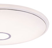 Nahaufnahme einer modernen, runden Deckenleuchte mit glatter, weißer Oberfläche und dezentem Glitzereffekt.