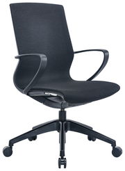 Moderner schwarzer Drehstuhl mit geschwungenen Armlehnen und fünf Rollen, seitliche Perspektive