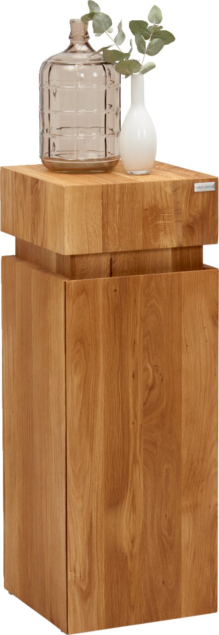 Beistelltisch aus Holz der Serie MAYA von Linea Natura, frontal abgebildet mit Dekoration aus Glasflasche und Vase.