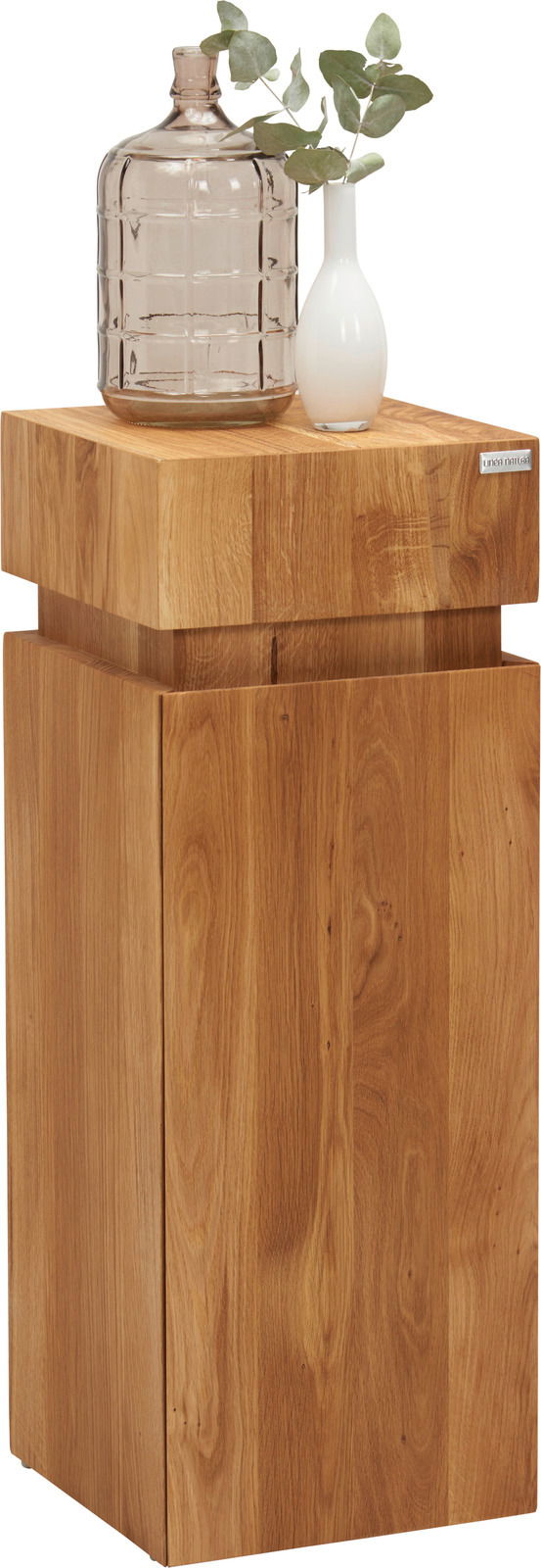 Beistelltisch aus Holz der Serie MAYA von Linea Natura, frontal abgebildet mit Dekoration aus Glasflasche und Vase.