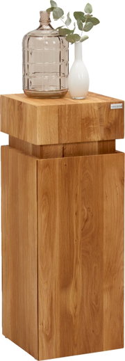 Bijzettafel van hout uit de MAYA-serie van Linea Natura, hier afgebeeld in vooraanzicht met een decoratie van een glazen fles en een vaas.
