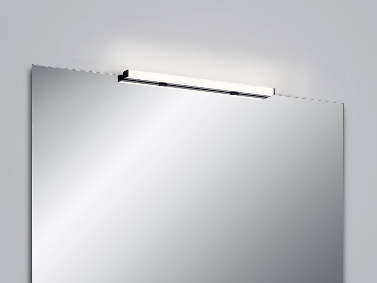 Moderne wandlamp LADO-S boven een spiegel, zijaanzicht