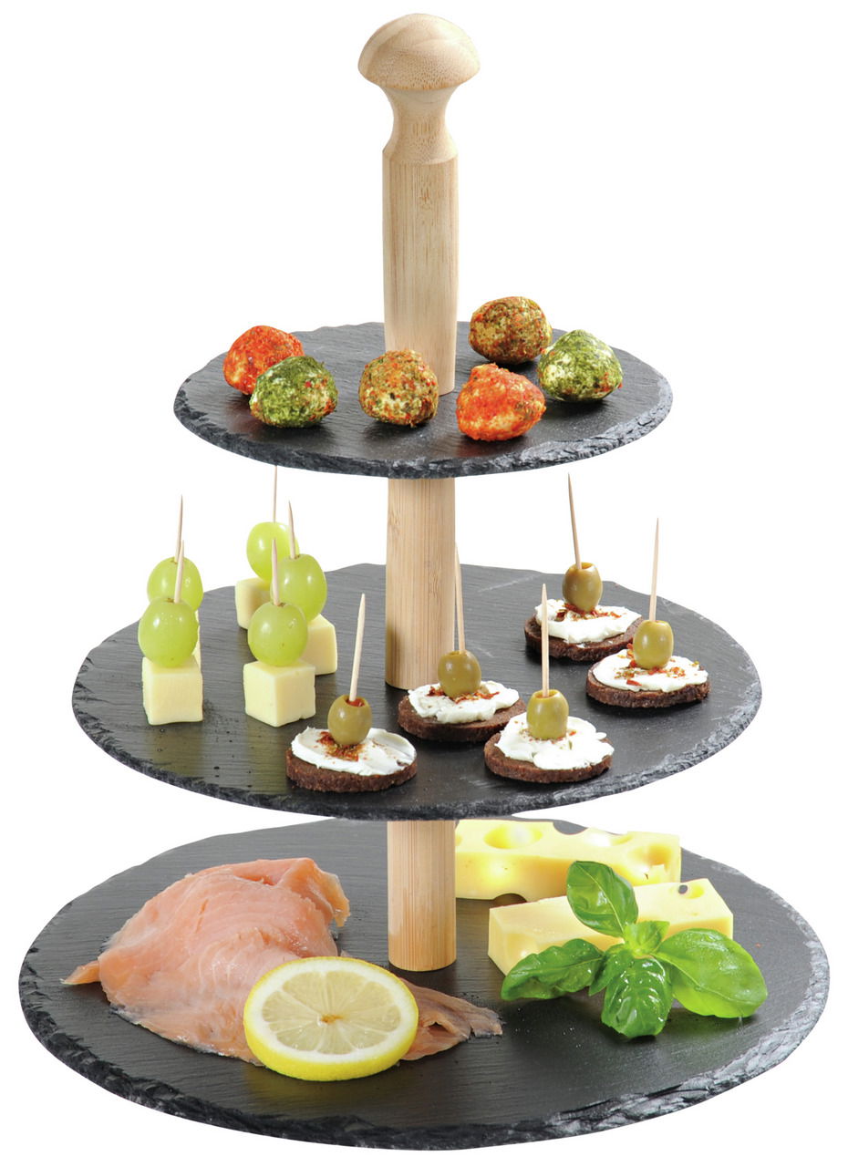 Dreistöckige Etagere aus Schiefer mit verschiedenen Snacks, seitliche Perspektive