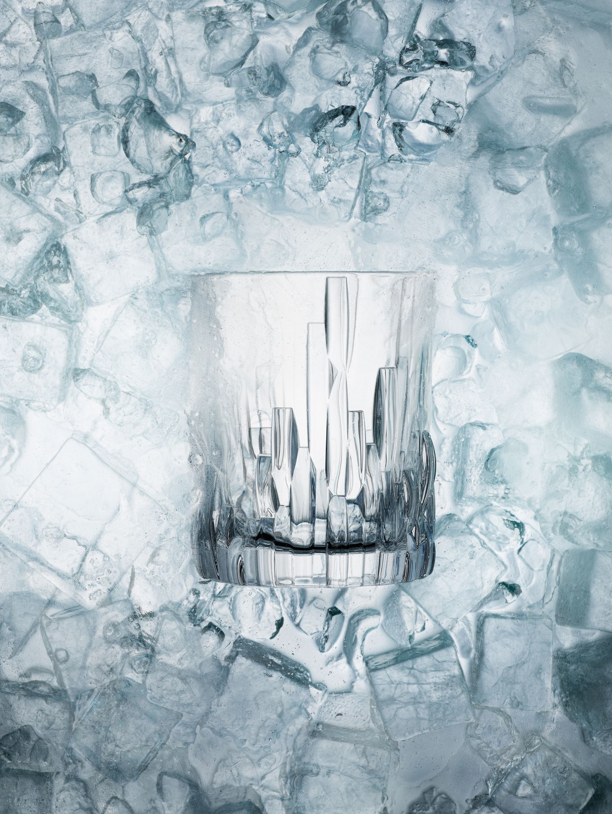 Ein eleganter Whiskybecher aus der Shu Fa Kollektion, umgeben von Eiswürfeln, in einer frontalen Perspektive.