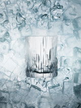 Ein eleganter Whiskybecher aus der Shu Fa Kollektion, umgeben von Eiswürfeln, in einer frontalen Perspektive.