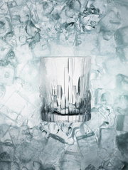 Ein eleganter Whiskybecher aus der Shu Fa Kollektion, umgeben von Eiswürfeln, in einer frontalen Perspektive.