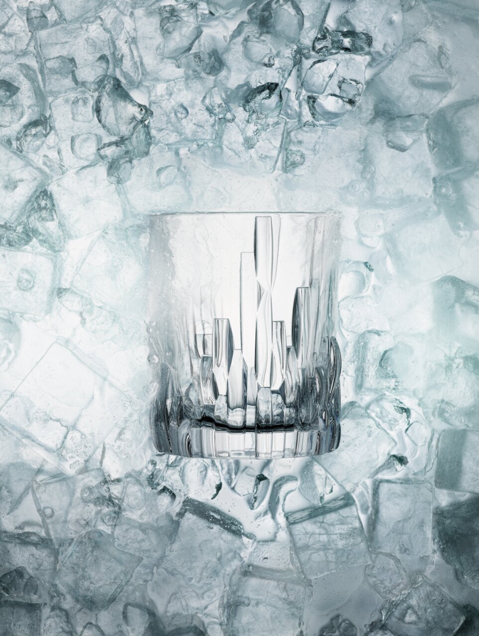 Ein eleganter Whiskybecher aus der Shu Fa Kollektion, umgeben von Eiswürfeln, in einer frontalen Perspektive.