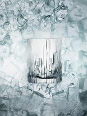 Ein eleganter Whiskybecher aus der Shu Fa Kollektion, umgeben von Eiswürfeln, in einer frontalen Perspektive.