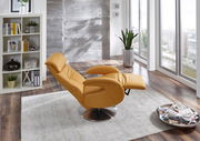 Moderner gelber Fernsehsessel in einem hellen Wohnzimmer mit großen Fenstern, seitliche Perspektive.
