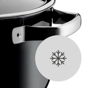 Nahaufnahme einer schwarzen Pfanne FUSIONTEC Mineral mit silbernem Griff und Schneeflockensymbol, seitliche Perspektive