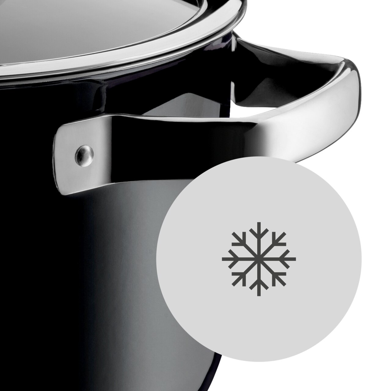 Nahaufnahme einer schwarzen Pfanne FUSIONTEC Mineral mit silbernem Griff und Schneeflockensymbol, seitliche Perspektive