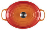 Ovaler Bräter in Ofenrot von oben mit zwei Griffen und einem silbernen Knauf.