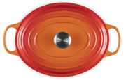 Ovaler Bräter in Ofenrot von oben mit zwei Griffen und einem silbernen Knauf.