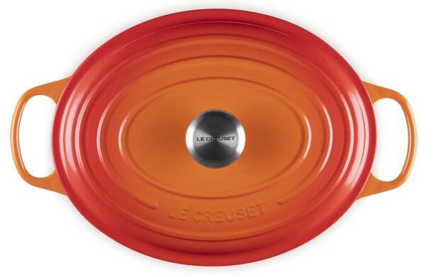 Ovaler Bräter in Ofenrot von oben mit zwei Griffen und einem silbernen Knauf.