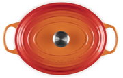 Ovaler Bräter in Ofenrot von oben mit zwei Griffen und einem silbernen Knauf.
