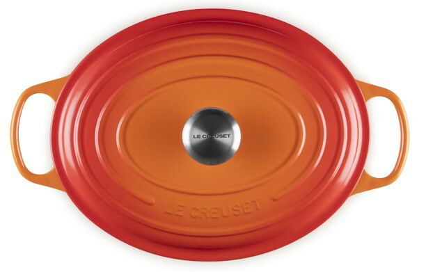Ovaler Bräter in Ofenrot von oben mit zwei Griffen und einem silbernen Knauf.